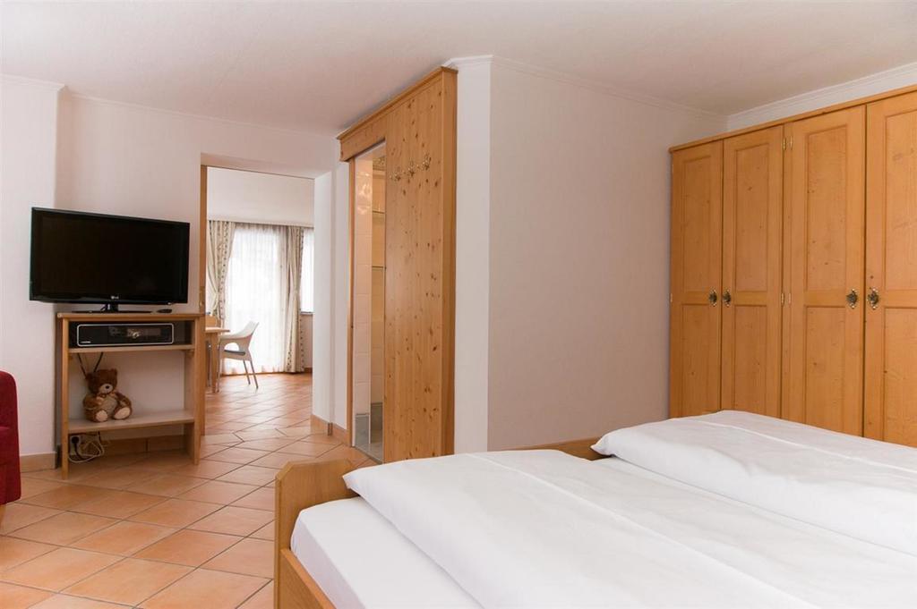 Hotel Haus Angela St. Jakob in Defereggen Zimmer foto